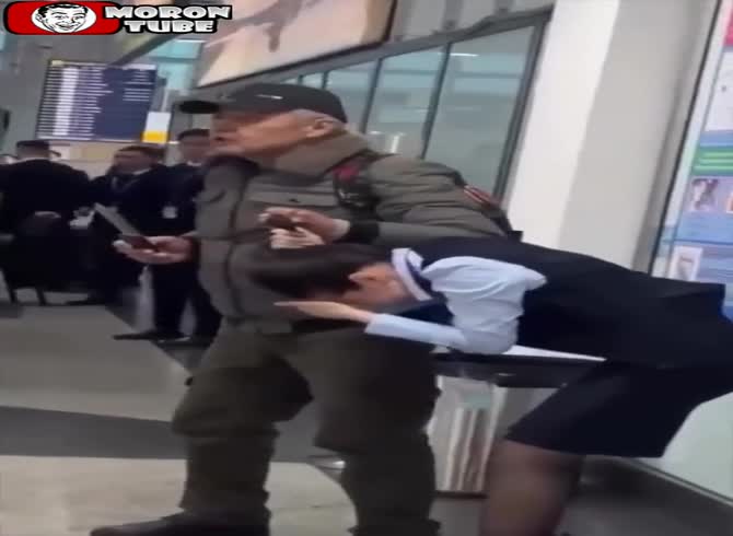 Video :A former boxer protects a woman by disarming a guy brandishing a knife